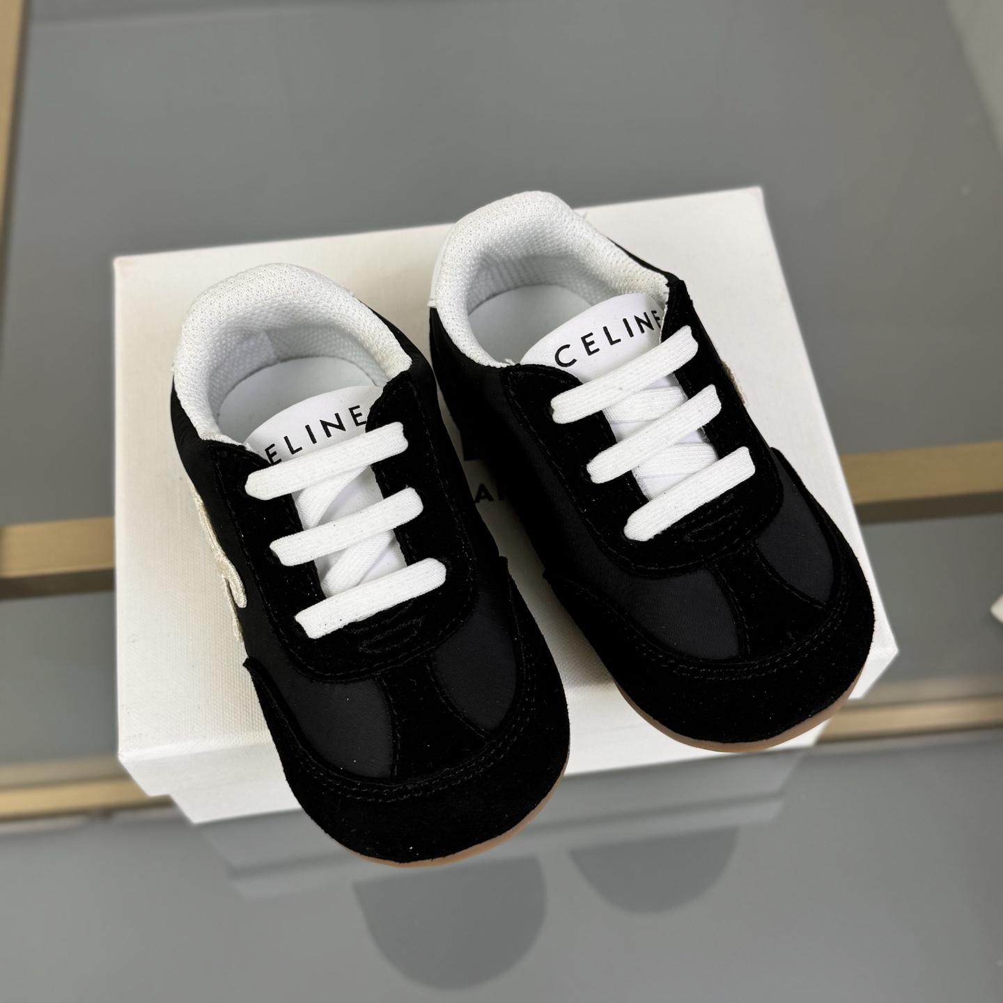 Children's shoes child